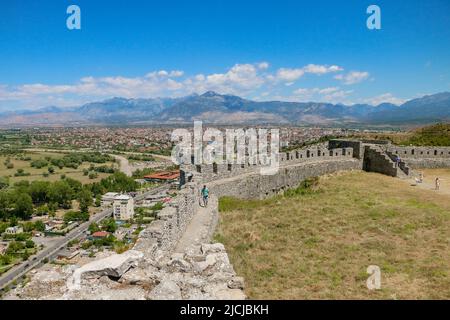 Rozafa Castle, Albanien - 28.07.2017: Die Überreste der alten Stein Rozafa Castle Festungsmauer vor dem Hintergrund des Panoramas von Shkoder, Stockfoto