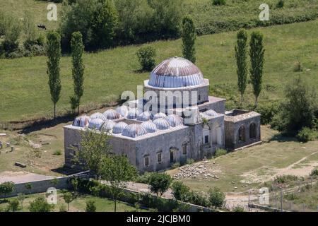 Shkoder, Albanien - 28.07.2017: Blick auf die Bleimoschee - Xhamia e Plumbit - in Shkoder, Albanien im Sommer mit den Bäumen und dem grünen Gras um sie herum Stockfoto