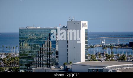 LONG BEACH, KALIFORNIEN - 21. April 2022: Long Beach ist bekannt für seine Attraktionen am Wasser, darunter die Queen Mary. Es werden mehrere Sportarten angeboten Stockfoto