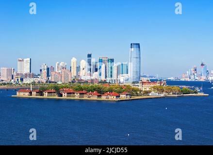 Ellis Island mit New Jersey Gebäude im Hintergrund - New York City, USA Stockfoto