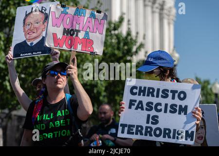 Anhänger von Abtreibungsrechten halten am 13. Juni 2022 hinter dem Obersten Gerichtshof in Washington, DC, die Kreuzung der Straßen 2. und East Capitol Street. Abtreibungsrechtsbefürworter bildeten am frühen Morgen Blockaden in der Nähe des Obersten Gerichtshofs, um „das Geschäft wie gewohnt zu beenden“, bevor eine Entscheidung getroffen wurde, die Roe gegen Wade in den Ruin treiben könnte. (Foto: Alejandro Alvarez/Sipa USA) Quelle: SIPA USA/Alamy Live News Stockfoto