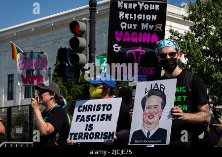 Anhänger von Abtreibungsrechten halten am 13. Juni 2022 hinter dem Obersten Gerichtshof in Washington, DC, die Kreuzung der Straßen 2. und East Capitol Street. Abtreibungsrechtsbefürworter bildeten am frühen Morgen Blockaden in der Nähe des Obersten Gerichtshofs, um „das Geschäft wie gewohnt zu beenden“, bevor eine Entscheidung getroffen wurde, die Roe gegen Wade in den Ruin treiben könnte. (Foto: Alejandro Alvarez/Sipa USA) Quelle: SIPA USA/Alamy Live News Stockfoto