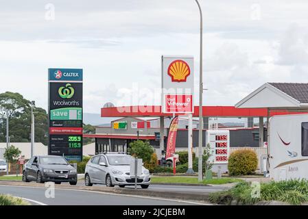 Zwei Tankstellen, eine Shell und eine Woolworths Caltex, liegen nebeneinander auf dem Prince's Highway in Ulladulla, NSW, Australien Stockfoto