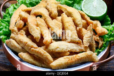 Fischstäbchen mit Zitrone paniert Stockfoto