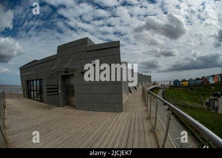 North Sea Observatory (und einige der Strandhütten dahinter), Chapel Point, Chapel St Leonards, Lincolnshire, Großbritannien Stockfoto