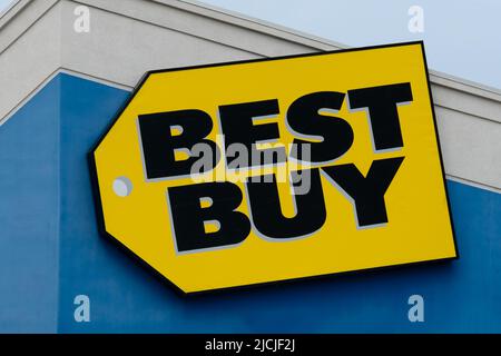 MINNEAPOLIS, MN, USA - 12. JUNI 2022:Außenansicht des Best Buy-Einzelhandels und Markenlogo. Stockfoto