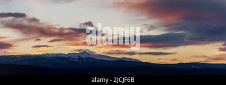 Erstaunlicher rosa Sonnenuntergang Himmel im Norden Kanadas, Yukon Territory im Herbst, Herbst mit Panoramablick auf die Landschaft. Stockfoto