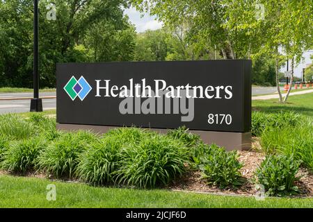 BLOOMINGTON, MN, USA - 13. JUNI 2022: Eingang und Markenlogo der Unternehmenszentrale von HealthPartners. Stockfoto