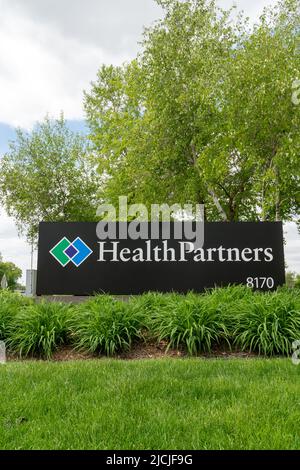 BLOOMINGTON, MN, USA - 13. JUNI 2022: Eingang und Markenlogo der Unternehmenszentrale von HealthPartners. Stockfoto