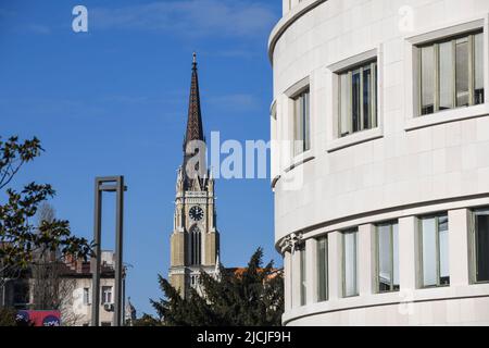 Novi Sad: Palast der Banovina (Versammlung der Autonomen Provinz Vojvodina) und Kirche des Namens Maria. Serbien Stockfoto