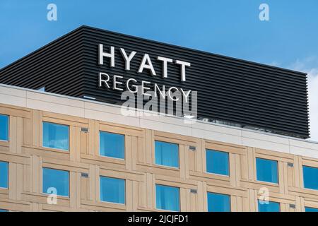 BLOOMINGTON, MN, USA - 13. JUNI 2022: Außenansicht des Hyatt Regency Hotels und Markenlogo Stockfoto