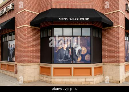 MINNEAPOLIS, MN, USA - 12. JUNI 2022: Außenansicht des Herrenlagers und Markenlogo. Stockfoto