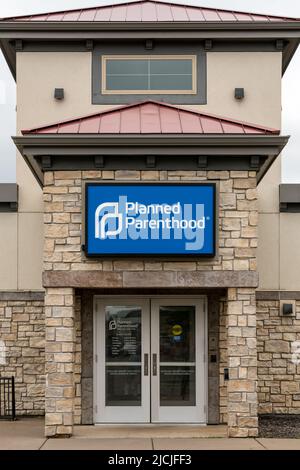 MINNEAPOLIS, MN, USA - 12. JUNI 2022: Geplante Parenthood Klinik außen und Markenzeichen Logo. Stockfoto