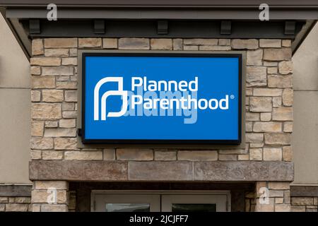 MINNEAPOLIS, MN, USA - 12. JUNI 2022: Geplante Parenthood Klinik außen und Markenzeichen Logo. Stockfoto