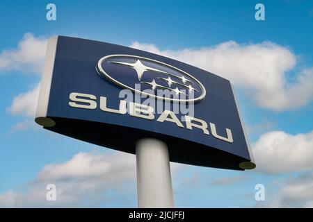 MINNEAPOLIS, MN, USA - 12. JUNI 2022: Subaru Autohaus und Markenlogo. Stockfoto