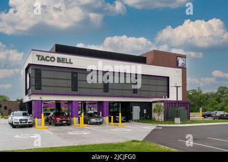 MINNEAPOLIS, MN, USA - 12. JUNI 2022: Taco Bell zweistöckiges Restaurant mit dem Namen Taco Bell Defy außen. Stockfoto