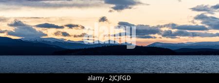 Erstaunlicher rosa Sonnenuntergang Himmel im Norden Kanadas, Yukon Territory im Herbst, Herbst mit Panoramablick auf die Landschaft. Stockfoto