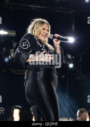 Nashville, USA. 12.. Juni 2022. Elle King tritt am 4. Tag des CMA FEST 2022 im Nissan Stadium am 12. Juni 2022 in Nashville, Tennessee, auf. Foto: Amiee Stubbs/ImageSPACE/Sipa USA Kredit: SIPA USA/Alamy Live News Stockfoto