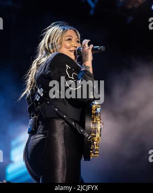 Nashville, USA. 12.. Juni 2022. Elle King tritt am 4. Tag des CMA FEST 2022 im Nissan Stadium am 12. Juni 2022 in Nashville, Tennessee, auf. Foto: Amiee Stubbs/ImageSPACE/Sipa USA Kredit: SIPA USA/Alamy Live News Stockfoto