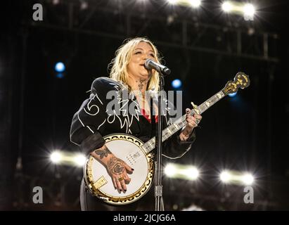 Nashville, USA. 12.. Juni 2022. Elle King tritt am 4. Tag des CMA FEST 2022 im Nissan Stadium am 12. Juni 2022 in Nashville, Tennessee, auf. Foto: Amiee Stubbs/ImageSPACE/Sipa USA Kredit: SIPA USA/Alamy Live News Stockfoto