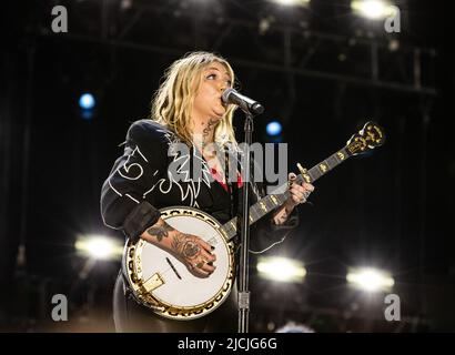 Nashville, USA. 12.. Juni 2022. Elle King tritt am 4. Tag des CMA FEST 2022 im Nissan Stadium am 12. Juni 2022 in Nashville, Tennessee, auf. Foto: Amiee Stubbs/ImageSPACE/Sipa USA Kredit: SIPA USA/Alamy Live News Stockfoto