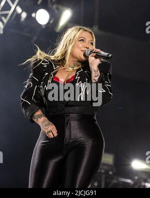 Nashville, USA. 12.. Juni 2022. Elle King tritt am 4. Tag des CMA FEST 2022 im Nissan Stadium am 12. Juni 2022 in Nashville, Tennessee, auf. Foto: Amiee Stubbs/ImageSPACE/Sipa USA Kredit: SIPA USA/Alamy Live News Stockfoto