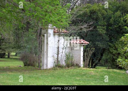 Weiße Wand im Garten Stockfoto