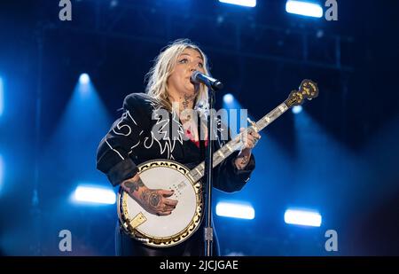 Nashville, USA. 12.. Juni 2022. Elle King tritt am 4. Tag des CMA FEST 2022 im Nissan Stadium am 12. Juni 2022 in Nashville, Tennessee, auf. Foto: Amiee Stubbs/ImageSPACE/Sipa USA Kredit: SIPA USA/Alamy Live News Stockfoto