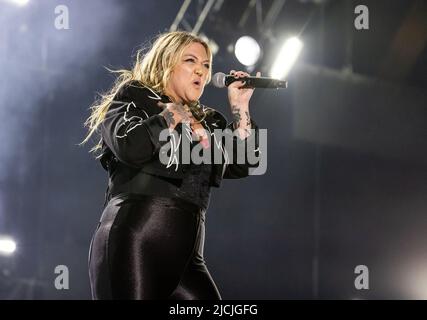 Nashville, USA. 12.. Juni 2022. Elle King tritt am 4. Tag des CMA FEST 2022 im Nissan Stadium am 12. Juni 2022 in Nashville, Tennessee, auf. Foto: Amiee Stubbs/ImageSPACE/Sipa USA Kredit: SIPA USA/Alamy Live News Stockfoto
