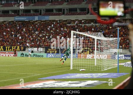 Recife, Pernambuco, Brasilien. 13.. Juni 2022. Brasilianische Fußballmeisterschaft - zweite Division: Sport vs Gremio. 13. Juni 2022, Sao Lourenco da Mata, Pernambuco, Brasilien: Fußballspiel zwischen Sport und Gremio, gültig für die 12. Runde der Brasilianischen Fußballmeisterschaft - zweite Division, die am Montag (13) im Stadion Arena Pernambuco in Sao Lourenco da Mata, Pernambuco, stattfand. Das Spiel endete mit einem Gleichstand von 0-0. Bild: Alzio Dias/Thenews2 (Bild: © Alzio Dias/TheNEWS2 via ZUMA Press Wire) Stockfoto