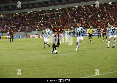 Recife, Pernambuco, Brasilien. 13.. Juni 2022. Brasilianische Fußballmeisterschaft - zweite Division: Sport vs Gremio. 13. Juni 2022, Sao Lourenco da Mata, Pernambuco, Brasilien: Fußballspiel zwischen Sport und Gremio, gültig für die 12. Runde der Brasilianischen Fußballmeisterschaft - zweite Division, die am Montag (13) im Stadion Arena Pernambuco in Sao Lourenco da Mata, Pernambuco, stattfand. Das Spiel endete mit einem Gleichstand von 0-0. Bild: Alzio Dias/Thenews2 (Bild: © Alzio Dias/TheNEWS2 via ZUMA Press Wire) Stockfoto