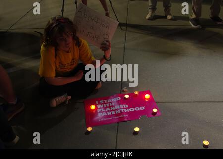 Washington - 2. Mai 2022: Ein Pro-Choice-Protestler sitzt mit einem Schild vor dem Obersten Gerichtshof der USA, der die Entscheidung von Roe gegen Wade erwartet. Stockfoto