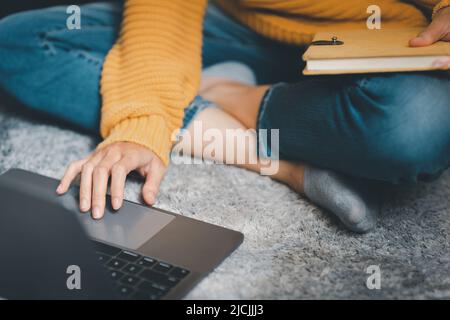 E-Learning, online, Bildung und Internet soziale Distanzierung schützen vor COVID-19 Viren Konzept. Asiatische Frau Student Videokonferenz E-Learning Stockfoto