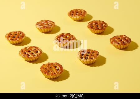 Ausgewählter Fokus Ananas-Torte oder Nastar Keranjang, beliebt als Ananas-Torte. Pie Cruts mit Ananas-Marmelade im Inneren und mit Lattice Pie gekrönt. Beliebt bei Stockfoto