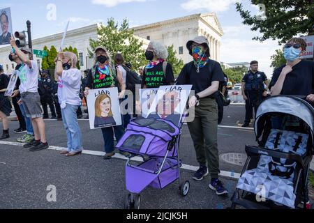 District of Columbia, USA. 12.. Juni 2022. Hunderte von Abtreibungsrechten und Anit-Abtreibungsprotestanten konfrontieren sich am 13. Juni 2022 in Washington um den Obersten Gerichtshof der Vereinigten Staaten, DC die angespannte Gegenübernahme ist eine Reaktion auf einen durchgesickerten Entwurf einer Stellungnahme des Obersten Gerichtshofs Dobbs v. Jackson, der darauf hindeutet, dass das Gericht Roe v. Wade stürzen könnte. Diese neue Stellungnahme könnte es den Staaten ermöglichen, ihre eigenen Abtreibungsgesetze zu erlassen. (Foto von Michael Nigro/Sipa USA)? Quelle: SIPA USA/Alamy Live News Stockfoto