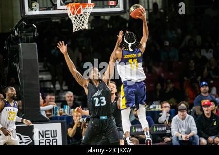 Edmonton, Kanada. 12.. Juni 2022. Edmonton's #11 Marlon Johnson Jr (Wing) und Scarborough's #23 Kalif Young (Forward) wurden während des Spiels der Canadian Elite Basketball League zwischen Scarborough Shooting Stars und den Edmonton Stingers im Edmonton Expo Center in Aktion gesehen. (Endergebnis; Scarborough Shooting Stars 78:69 Edmonton Stingers). Kredit: SOPA Images Limited/Alamy Live Nachrichten Stockfoto