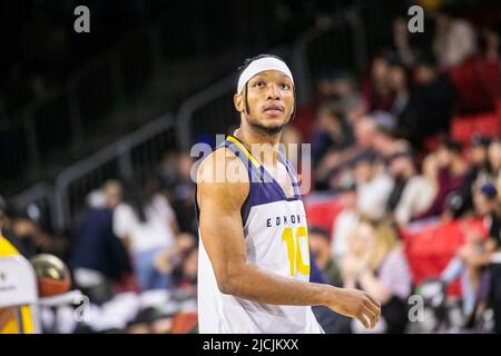 Edmonton, Kanada. 12.. Juni 2022. Edmonton's #10 Mathieu Kamba (Wache) während des Spiels der Canadian Elite Basketball League zwischen Scarborough Shooting Stars und den Edmonton Stingers im Edmonton Expo Center. (Endergebnis; Scarborough Shooting Stars 78:69 Edmonton Stingers). Kredit: SOPA Images Limited/Alamy Live Nachrichten Stockfoto