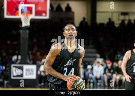 Edmonton, Kanada. 12.. Juni 2022. Scarboroughs Isiah Mike wurde während des Spiels der Canadian Elite Basketball League zwischen Scarborough Shooting Stars und den Edmonton Stingers im Edmonton Expo Center in Aktion gesehen. (Endergebnis; Scarborough Shooting Stars 78:69 Edmonton Stingers). Kredit: SOPA Images Limited/Alamy Live Nachrichten Stockfoto