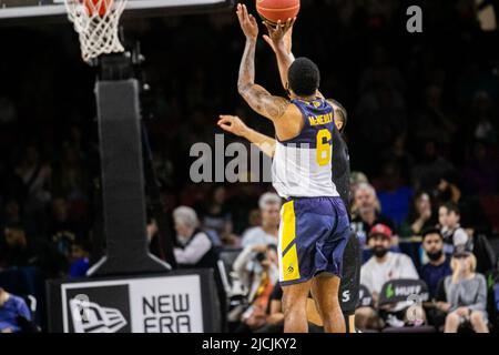 Edmonton, Kanada. 12.. Juni 2022. Adika Peter-McNeilly aus Edmonton wurde während des Spiels der Canadian Elite Basketball League zwischen Scarborough Shooting Stars und den Edmonton Stingers im Edmonton Expo Center in Aktion gesehen. (Endergebnis; Scarborough Shooting Stars 78:69 Edmonton Stingers). Kredit: SOPA Images Limited/Alamy Live Nachrichten Stockfoto