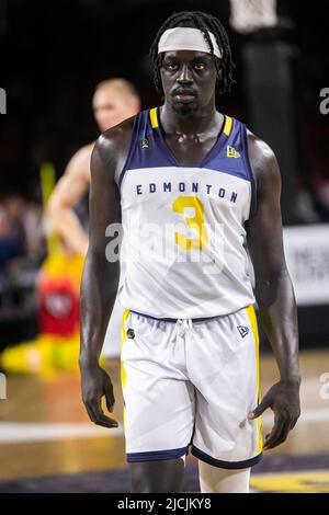 Edmonton, Kanada. 12.. Juni 2022. Aher Aguak (Stürmer), gesehen während des Spiels der Canadian Elite Basketball League zwischen Scarborough Shooting Stars und den Edmonton Stingers im Edmonton Expo Center. (Endergebnis; Scarborough Shooting Stars 78:69 Edmonton Stingers). Kredit: SOPA Images Limited/Alamy Live Nachrichten Stockfoto