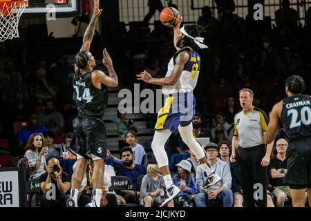Edmonton, Kanada. 12.. Juni 2022. Edmonton's #11 Marlon Johnson Jr (Wing) und Scarborough-Verteidiger #24 Isiah Mike (Forward) wurden während des Spiels der Canadian Elite Basketball League zwischen Scarborough Shooting Stars und den Edmonton Stingers im Edmonton Expo Center in Aktion gesehen. (Endergebnis; Scarborough Shooting Stars 78:69 Edmonton Stingers). Kredit: SOPA Images Limited/Alamy Live Nachrichten Stockfoto