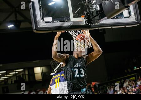 Edmonton, Kanada. 12.. Juni 2022. Scarborough's #23 Kalif Young (vorne) und Edmonton's #11 Marlon Johnson Jr (Flügel) wurden während des Spiels der Canadian Elite Basketball League zwischen Scarborough Shooting Stars und den Edmonton Stingers im Edmonton Expo Center in Aktion gesehen (Endstand; Scarborough Shooting Stars 78:69 Edmonton Stingers). Kredit: SOPA Images Limited/Alamy Live Nachrichten Stockfoto