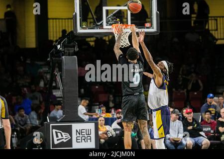 Edmonton, Kanada. 12.. Juni 2022. Scarborough's #0 Jalen Harris in Aktion gesehen während des Spiels der Canadian Elite Basketball League zwischen Scarborough Shooting Stars und den Edmonton Stingers im Edmonton Expo Center. (Endergebnis; Scarborough Shooting Stars 78:69 Edmonton Stingers). Kredit: SOPA Images Limited/Alamy Live Nachrichten Stockfoto