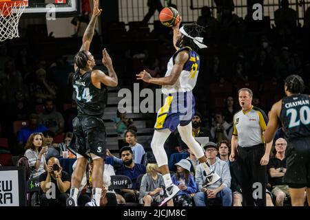 Edmonton, Kanada. 12.. Juni 2022. Edmonton's #11 Marlon Johnson Jr (Wing) und Scarborough-Verteidiger #24 Isiah Mike (Forward) wurden während des Spiels der Canadian Elite Basketball League zwischen Scarborough Shooting Stars und den Edmonton Stingers im Edmonton Expo Center in Aktion gesehen. (Endergebnis; Scarborough Shooting Stars 78:69 Edmonton Stingers). (Foto von Ron Palmer/SOPA Images/Sipa USA) Quelle: SIPA USA/Alamy Live News Stockfoto
