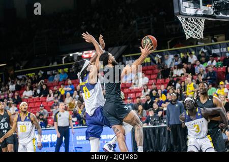 Edmonton, Kanada. 12.. Juni 2022. Edmonton's #11 Marlon Johnson Jr und Scarborough's #0 Jalen Harris (Wache), die während des Spiels der Canadian Elite Basketball League zwischen Scarborough Shooting Stars und den Edmonton Stingers im Edmonton Expo Center in Aktion gesehen wurden. (Endergebnis; Scarborough Shooting Stars 78:69 Edmonton Stingers). (Foto von Ron Palmer/SOPA Images/Sipa USA) Quelle: SIPA USA/Alamy Live News Stockfoto