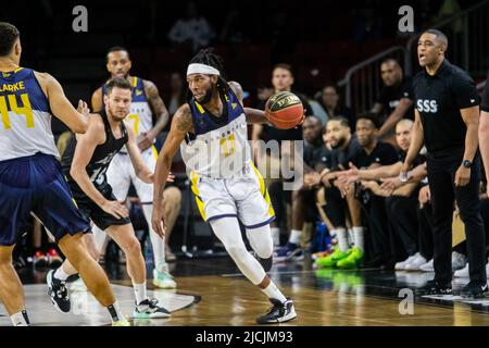 Edmonton, Kanada. 12.. Juni 2022. Edmonton's #11 Marlon Johnson Jr und Scarborough's #10 Sarunas Vasiliaukas (Guard), die während des Spiels der Canadian Elite Basketball League zwischen Scarborough Shooting Stars und den Edmonton Stingers im Edmonton Expo Center in Aktion gesehen wurden. (Endergebnis; Scarborough Shooting Stars 78:69 Edmonton Stingers). (Foto von Ron Palmer/SOPA Images/Sipa USA) Quelle: SIPA USA/Alamy Live News Stockfoto