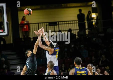 Edmonton, Kanada. 12.. Juni 2022. Edmonton's #11 Marlon Johnson Jr (Wing) und Scarborough-Verteidiger #5 David Muenkat (Forward) in Aktion während des Spiels der Canadian Elite Basketball League zwischen Scarborough Shooting Stars und den Edmonton Stingers im Edmonton Expo Center (Endstand; Scarborough Shooting Stars 78:69 Edmonton Stingers). (Foto von Ron Palmer/SOPA Images/Sipa USA) Quelle: SIPA USA/Alamy Live News Stockfoto