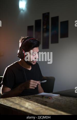 Erfahrene Englischlehrerin gibt Online-Kurse auf einem Laptop, chattet mit Schülern und nimmt von zu Hause aus an Webinaren Teil. Sprachschullehrer expl Stockfoto