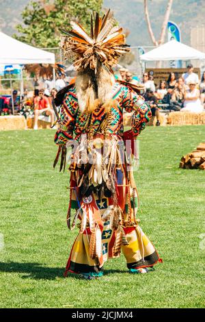 Malibu, Kalifornien, USA - 9. April 2022. Super. Indianer in voller Regalia gekleidet. Chumash Day Powwow und intertribal Gathering. Stockfoto