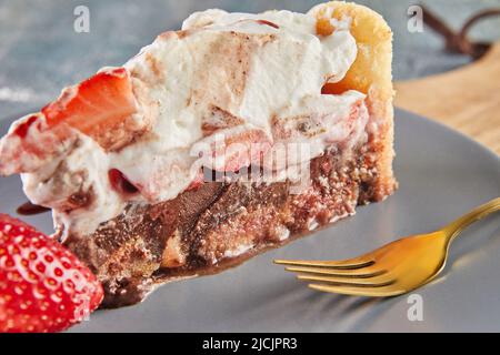 Stück Traumkuchen mit Schokoladenkeksen und Erdbeeren. Französisches Gourmetessen Stockfoto